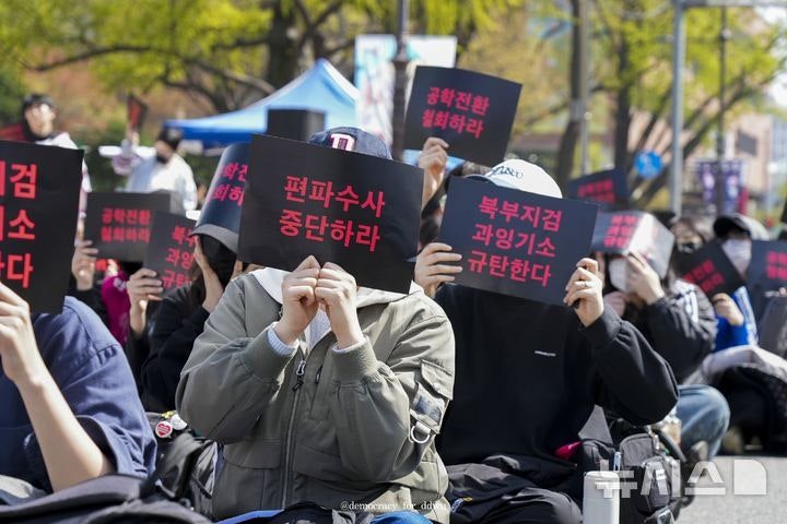 안녕 난 정치인. 민주화운동때 화염병까지 던졌지. 여대 래커칠? | 인스티즈
