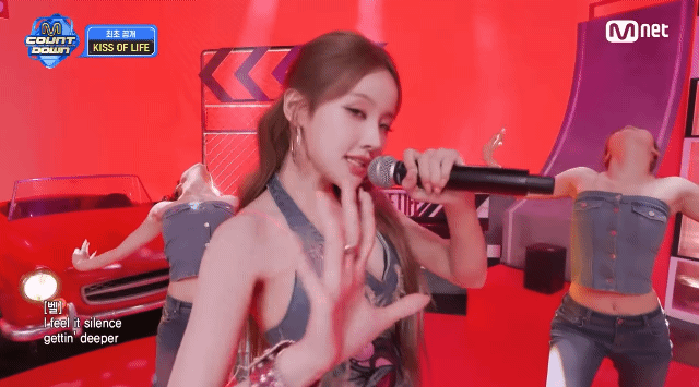 컴백하고 첫 무대부터 전원 핸드 마이크로 라이브 하는 키스 오브 라이프.jpg | 인스티즈