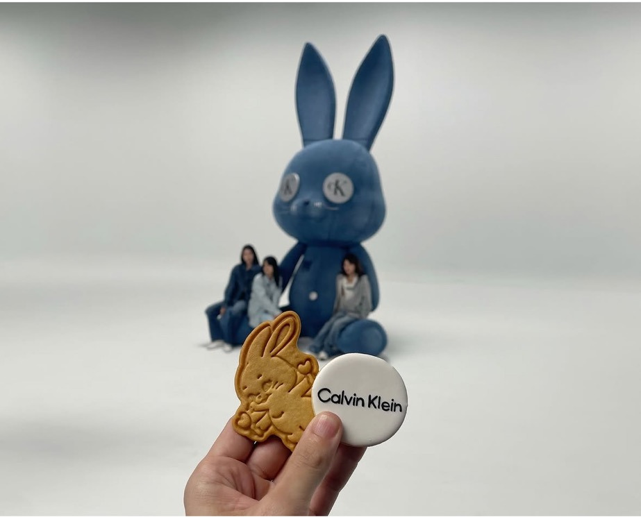 뉴진스와 새로운 프로젝트를 기획했던 CK(캘빈클라인) | 인스티즈