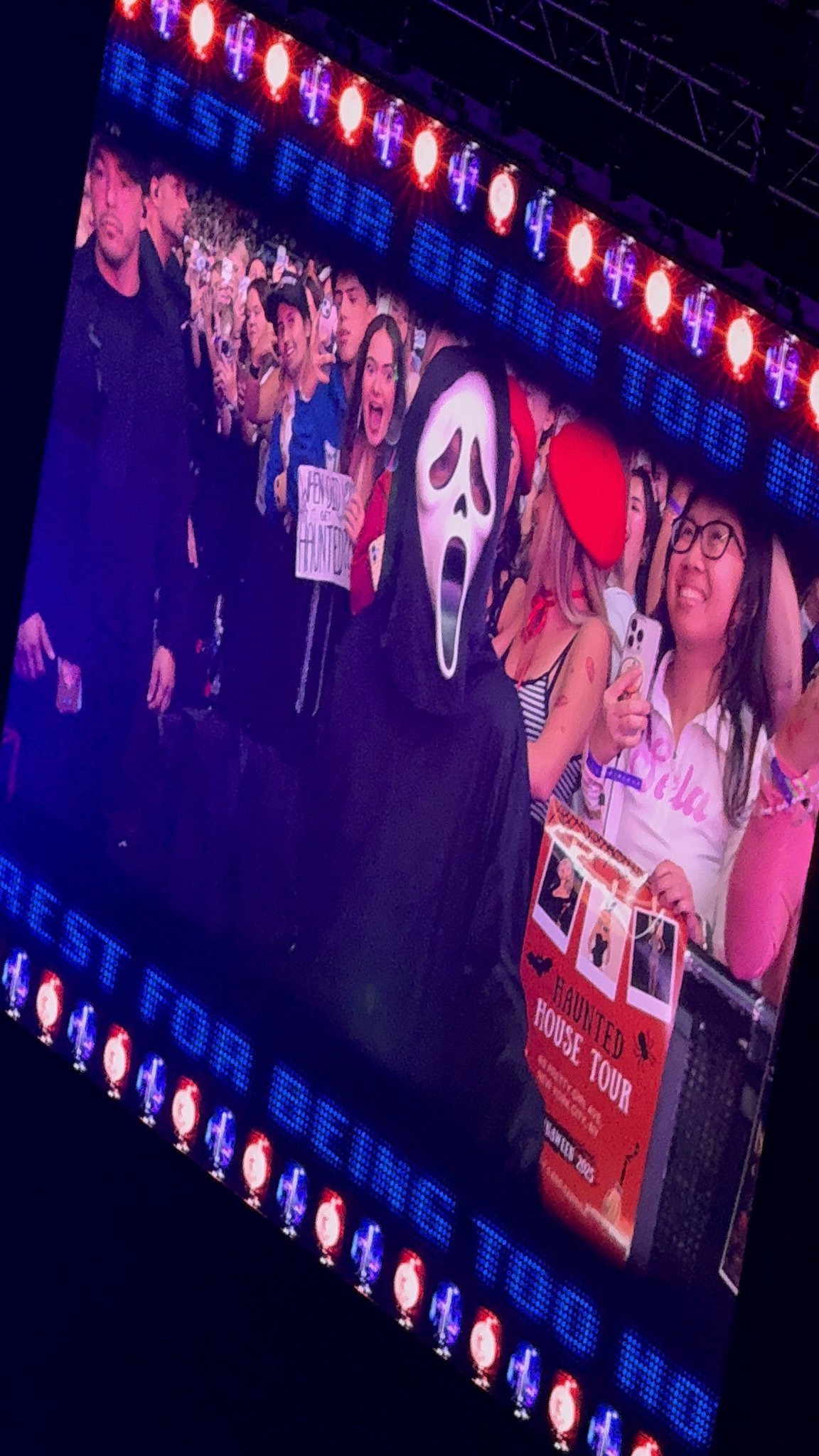 사브리나 카펜터 할로윈 콘서트 관객들 뒤집어진 이유.jpg | 인스티즈