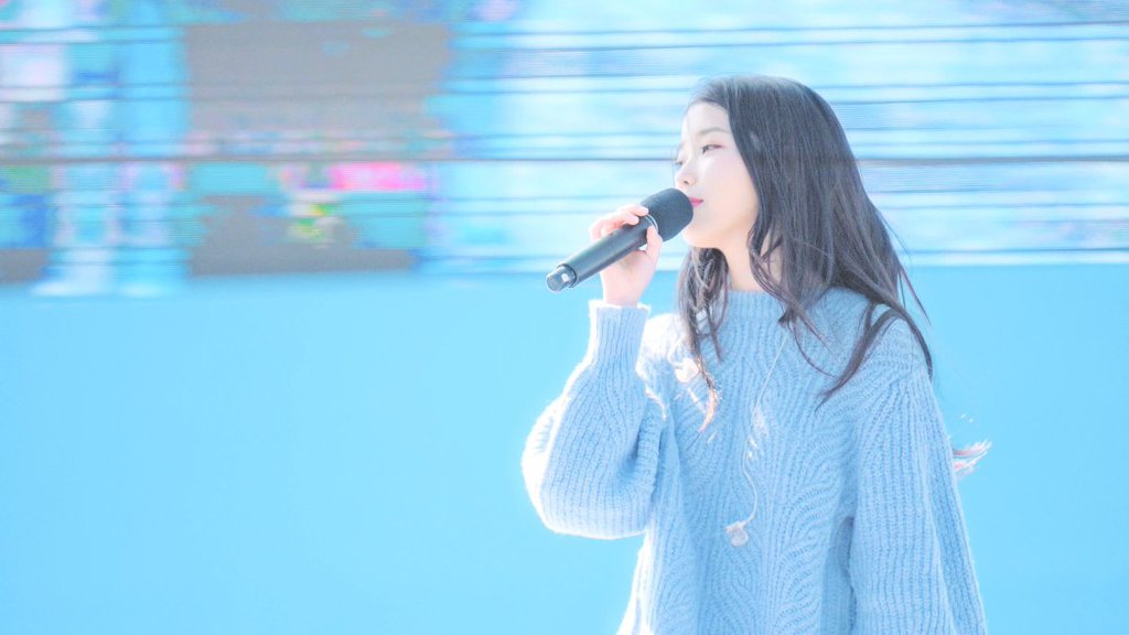 오늘 미모 레전드 찍은 아이유.jpgif | 인스티즈