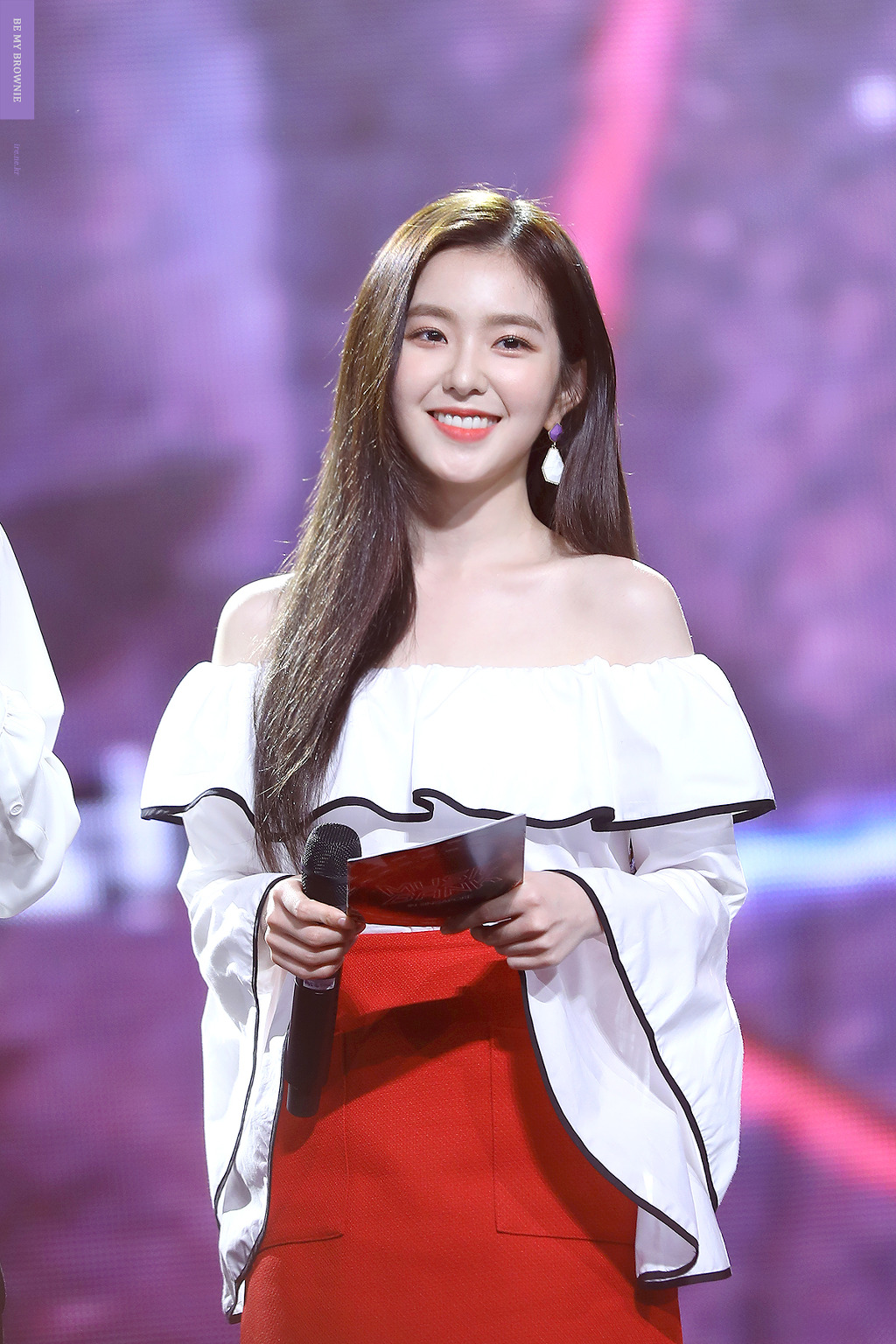 오프숄더 애용하는 레드벨벳 아이린.jpgif | 인스티즈