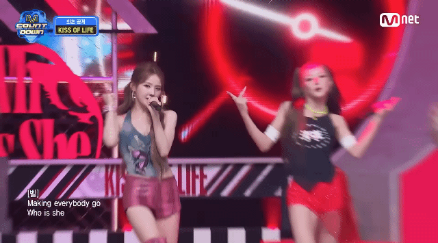 컴백하고 첫 무대부터 전원 핸드 마이크로 라이브 하는 키스 오브 라이프.jpg | 인스티즈