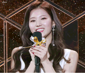 서로 꿀떨어지게 쳐다보는 트와이스 사나와 레드벨벳 아이린 | 인스티즈