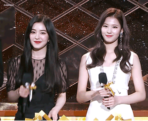 서로 꿀떨어지게 쳐다보는 트와이스 사나와 레드벨벳 아이린 | 인스티즈