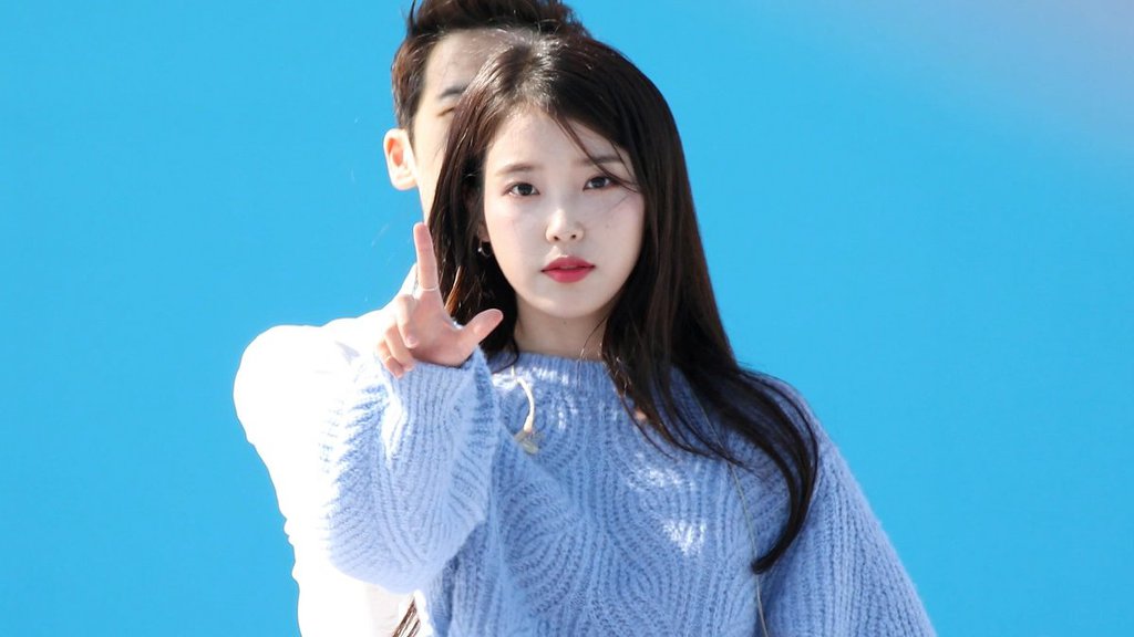 오늘 미모 레전드 찍은 아이유.jpgif | 인스티즈