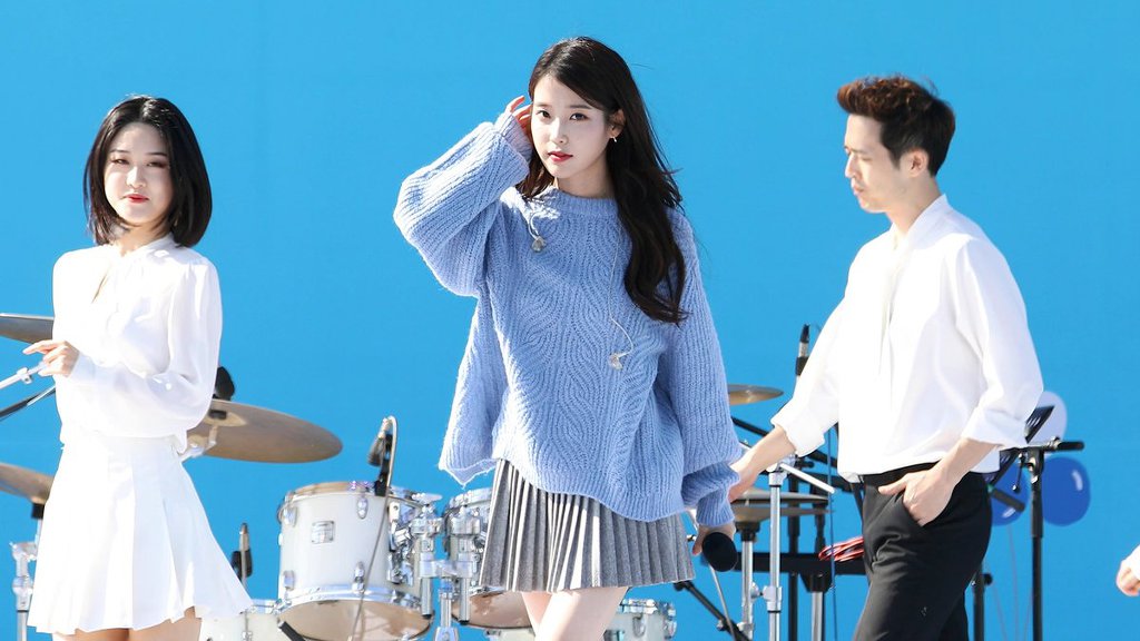오늘 미모 레전드 찍은 아이유.jpgif | 인스티즈