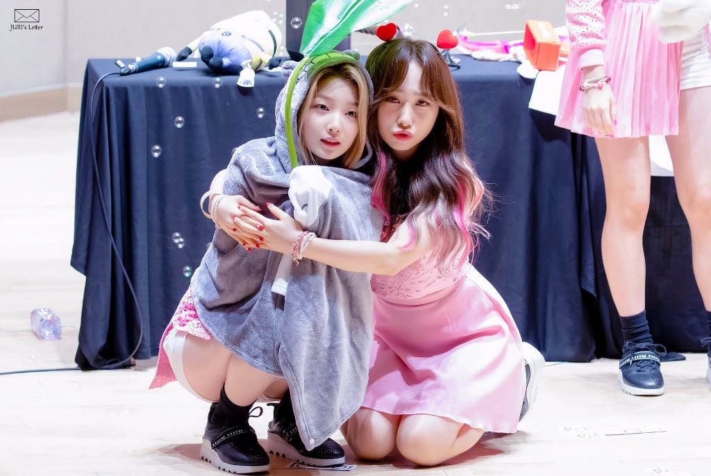 [로켓펀치] 쥬리에게 들이대는 연희.gif | 인스티즈
