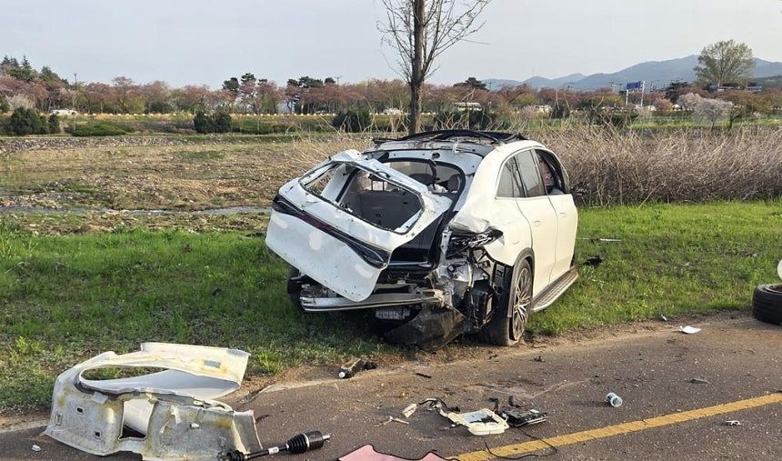 가드레일 들이받은 車, 5m 아래 추락…60대女 4명 모두 사망 | 인스티즈