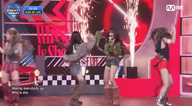 컴백하고 첫 무대부터 전원 핸드 마이크로 라이브 하는 키스 오브 라이프.jpg | 인스티즈