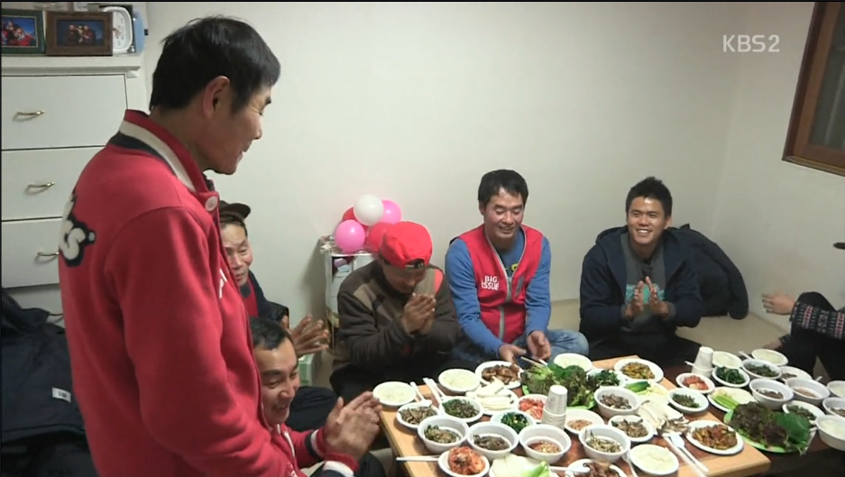 다큐3일 지하철역앞에서 잡지를 파는 노숙자출신 "빅이슈 판매원들" | 인스티즈