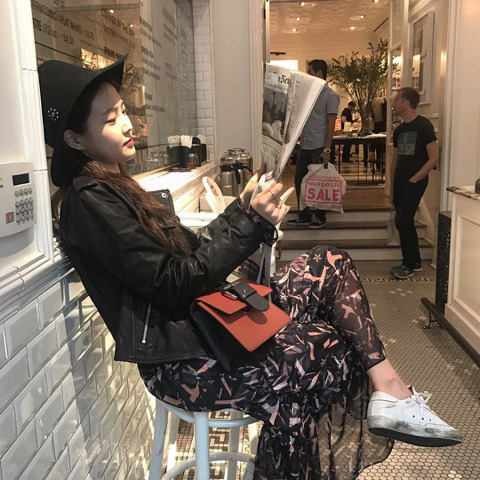 영어신문 보는 손나은 | 인스티즈