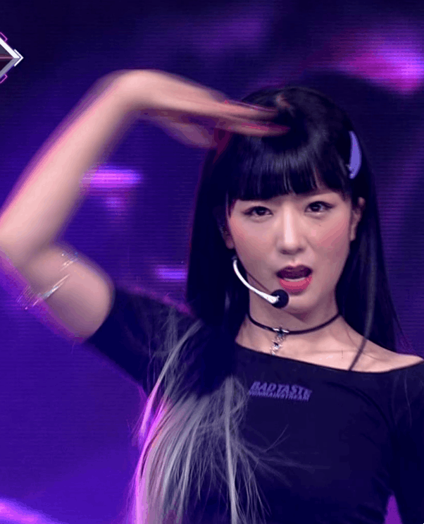 무대 위의 윤보미 | 인스티즈