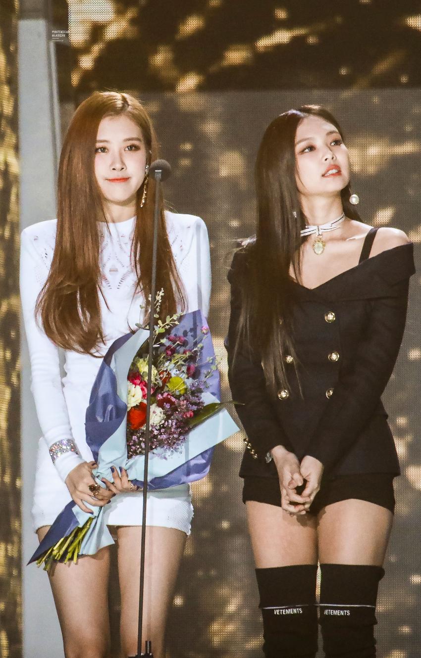 서가대에서 직각 어깨 선보이는 제니 | 인스티즈