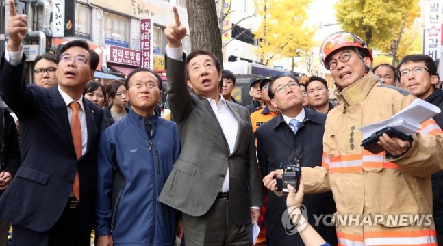 종로 고시원 화재현장 찾은 김성태 | 인스티즈