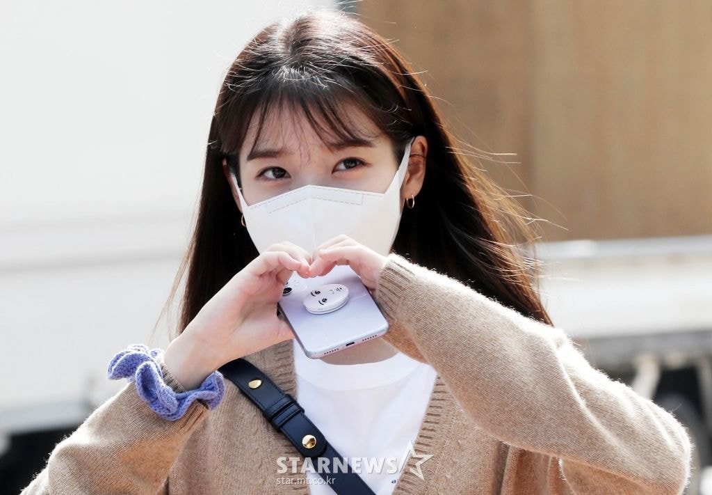 유스케 출근한 오늘자 아이유 | 인스티즈