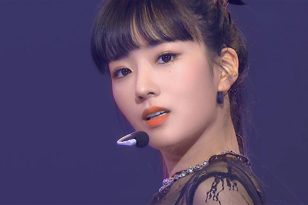 무대 위의 윤보미 | 인스티즈