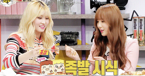 러블리즈 케이가 준 케이크 자랑하는 트와이스 모모.gif | 인스티즈