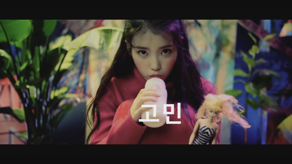 심리학과 영상 분석에 능통한 한 유투버가 해석한 아이유의 '스물셋' 뮤직비디오 (사진 많음) | 인스티즈