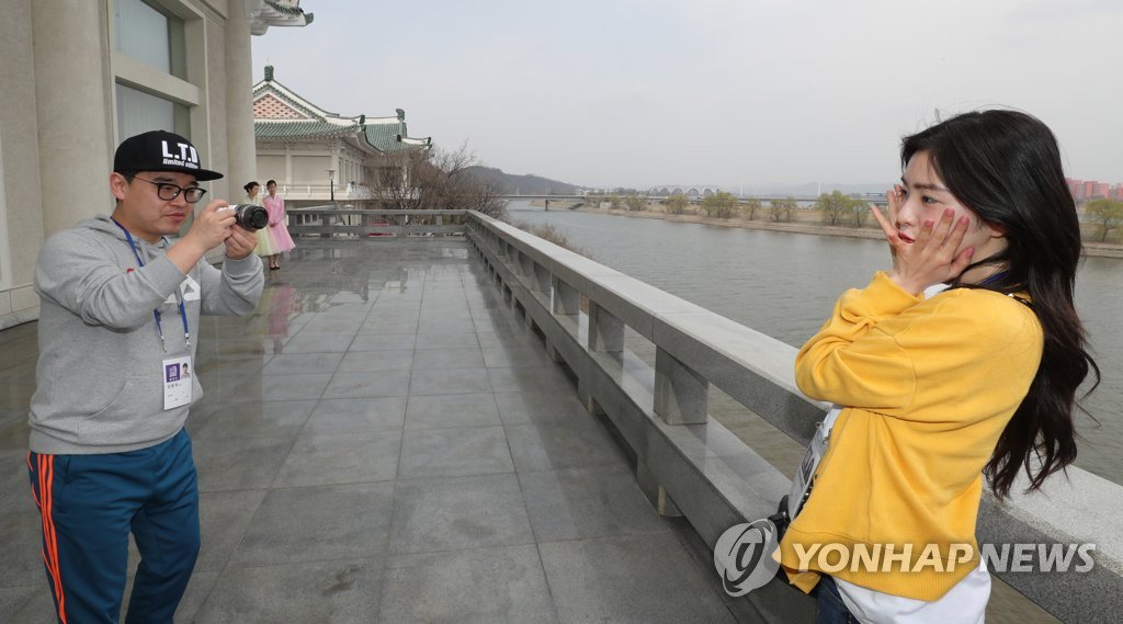 평양냉면 먹고 견학(?)하는 레드벨벳 | 인스티즈