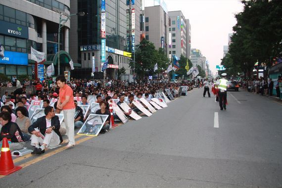 광주 경찰들이 시위대를 대하는 태도ㄷㄷ. jpg | 인스티즈