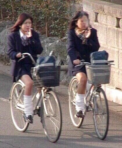 학교에 지각해 빵을 물고 등교하는 일본 여고생들.jpg | 인스티즈
