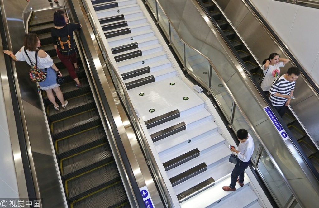 중국 서안의 한 지하철역에 피아노 건반 계단 | 인스티즈