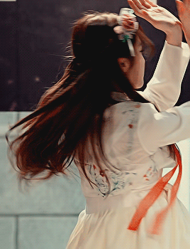 한복을 차려입은 오마이걸 아린이.gif | 인스티즈