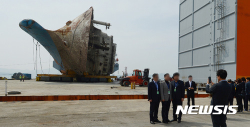 유가족이 항의하는데도 사진찍는 국민의 당 시의원들 ㄷㄷㄷ | 인스티즈