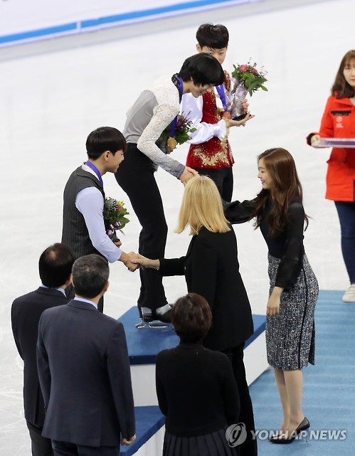 오늘자 시상자로 나온 김연아.gif | 인스티즈