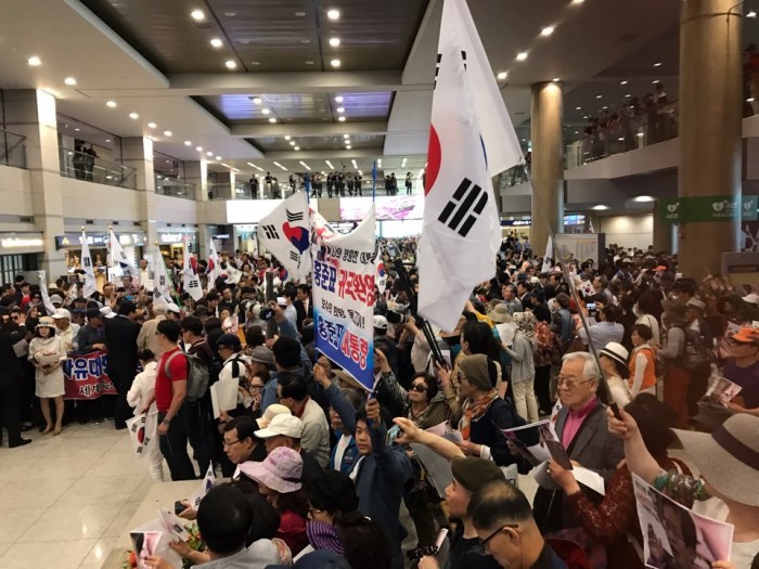 홍준표 귀국을 환영하는 지지자들.jpg | 인스티즈