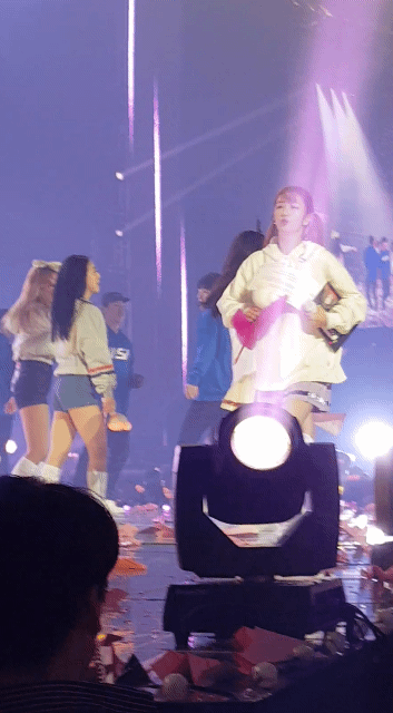 무대 위의 윤보미 | 인스티즈