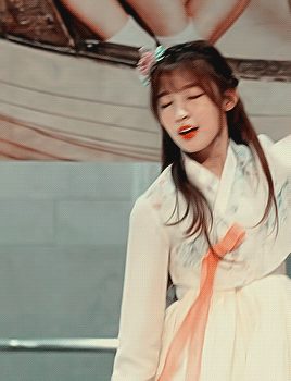 한복을 차려입은 오마이걸 아린이.gif | 인스티즈