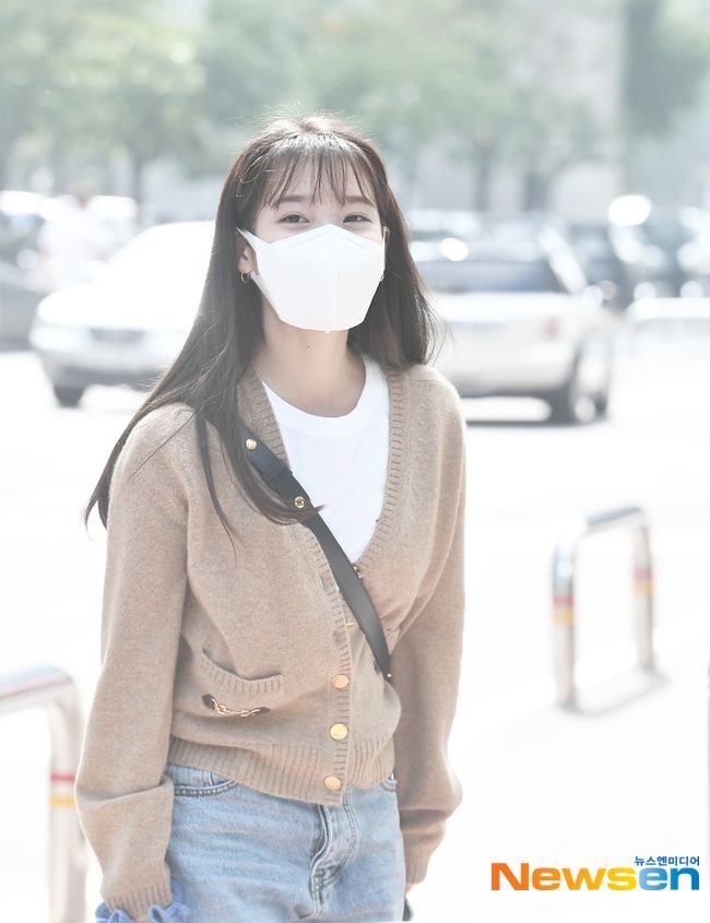 유스케 출근한 오늘자 아이유 | 인스티즈