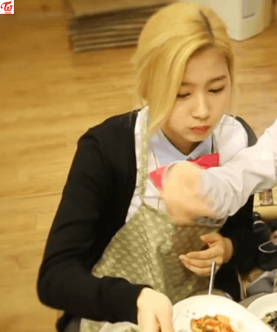 [트와이스] 인사도 하고싶고 하트도 하고싶은 사나 | 인스티즈