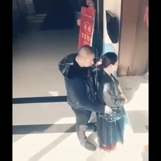 저기요 지갑 떨구셨어요.gif | 인스티즈