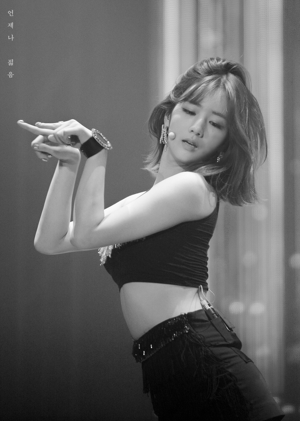 무대 위의 윤보미 | 인스티즈