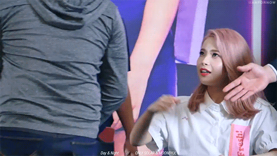 악수 무시당한 솔라.gif | 인스티즈