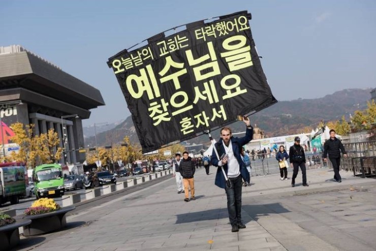 광화문에서 1인시위하는 외국인 | 인스티즈