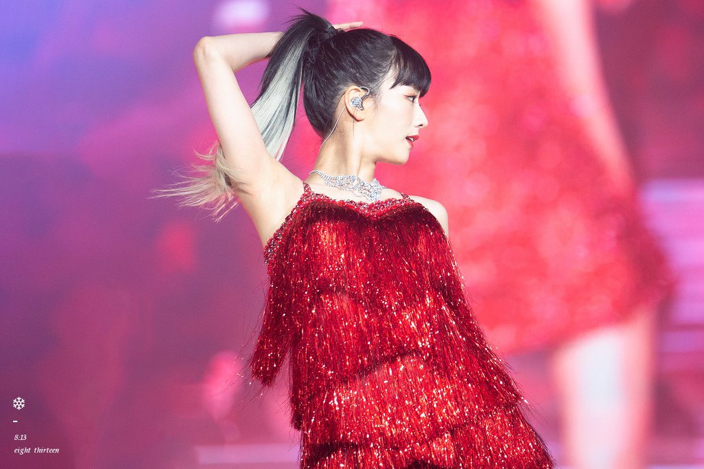 무대 위의 윤보미 | 인스티즈