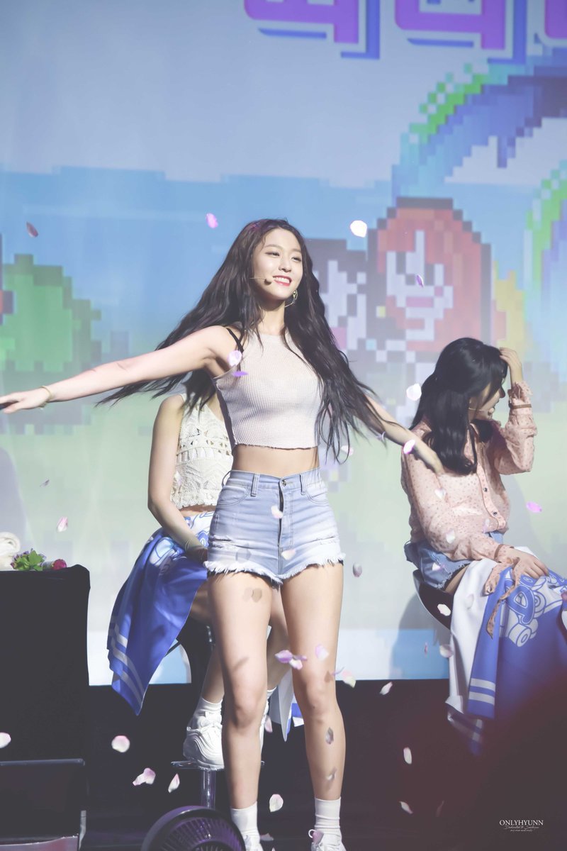 설현이 미모& 몸매 레전드 찍었던 날.jpgif | 인스티즈