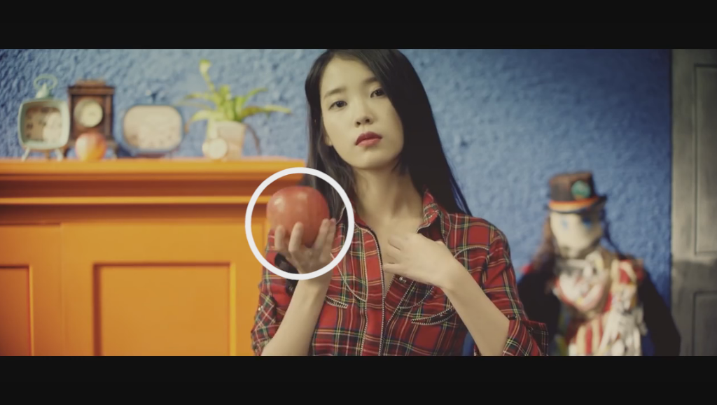 심리학과 영상 분석에 능통한 한 유투버가 해석한 아이유의 '스물셋' 뮤직비디오 (사진 많음) | 인스티즈
