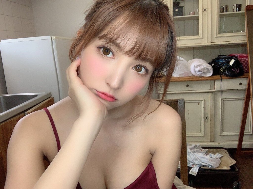 자주색 나시 입은 av배우 미카미 유아 | 인스티즈