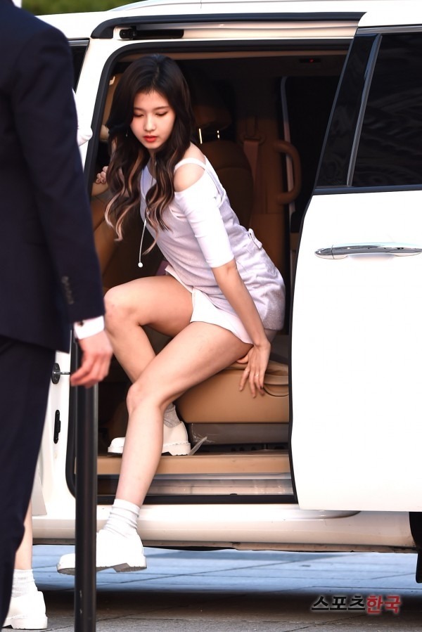 사나 얼음공주처럼 차에서 내리더니 뒤에 반전.gif | 인스티즈