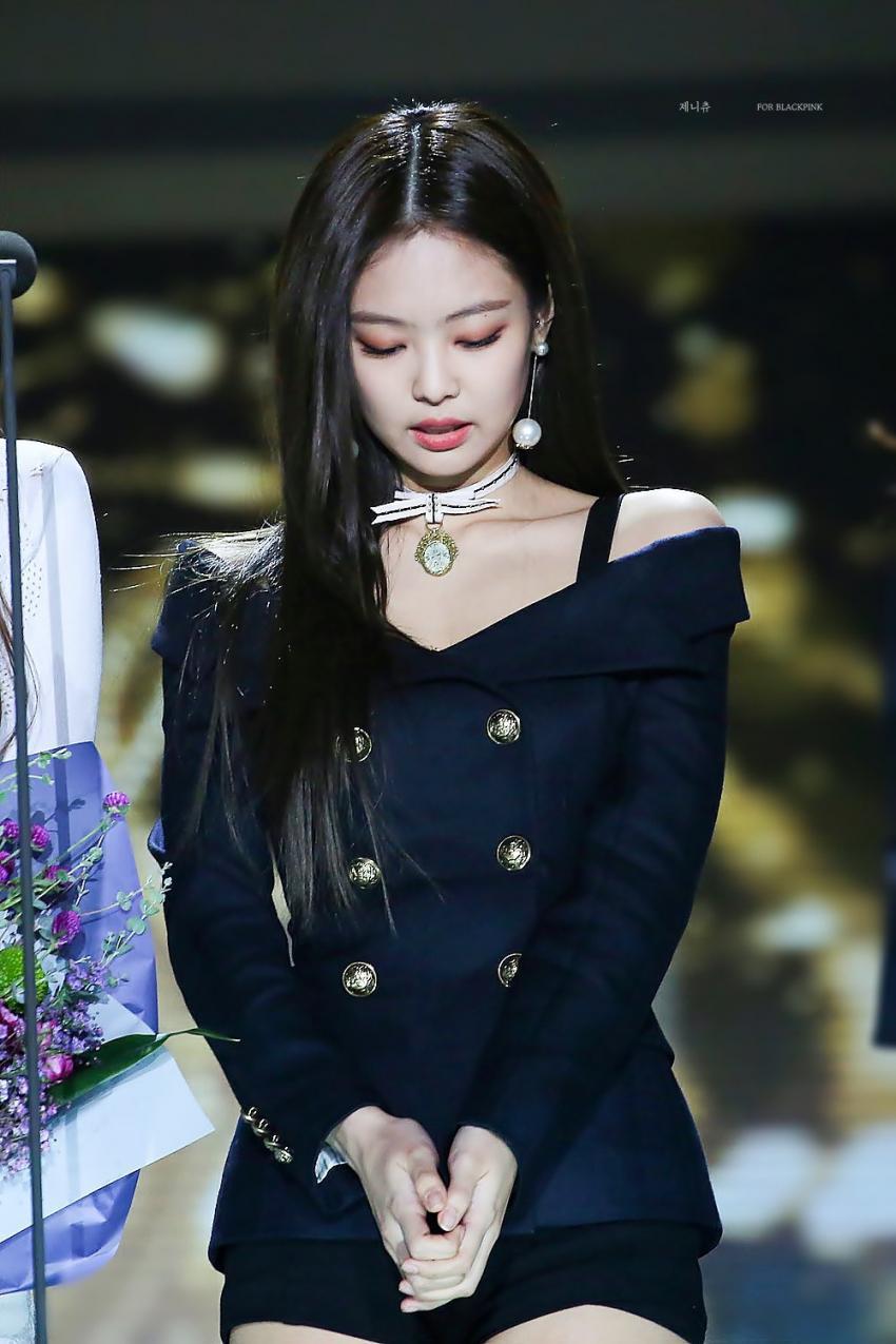 서가대에서 직각 어깨 선보이는 제니 | 인스티즈