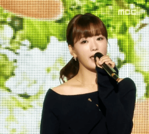 무대 위의 윤보미 | 인스티즈