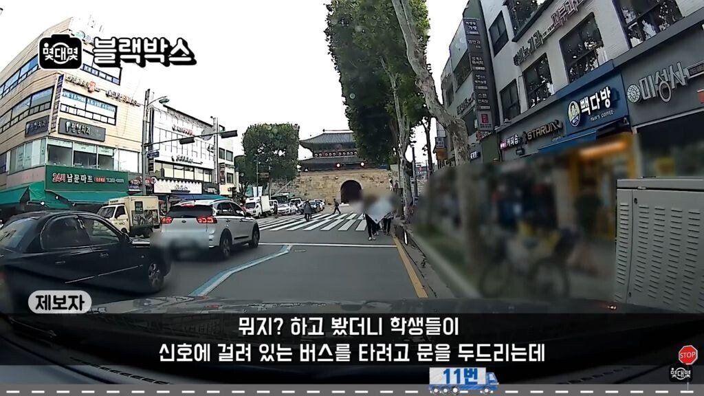 버스에 발로 화풀이하는 학생 | 인스티즈