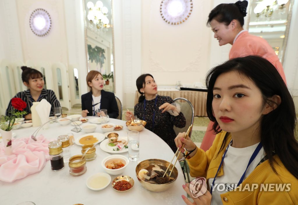 평양냉면 먹고 견학(?)하는 레드벨벳 | 인스티즈