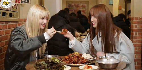 러블리즈 케이가 준 케이크 자랑하는 트와이스 모모.gif | 인스티즈