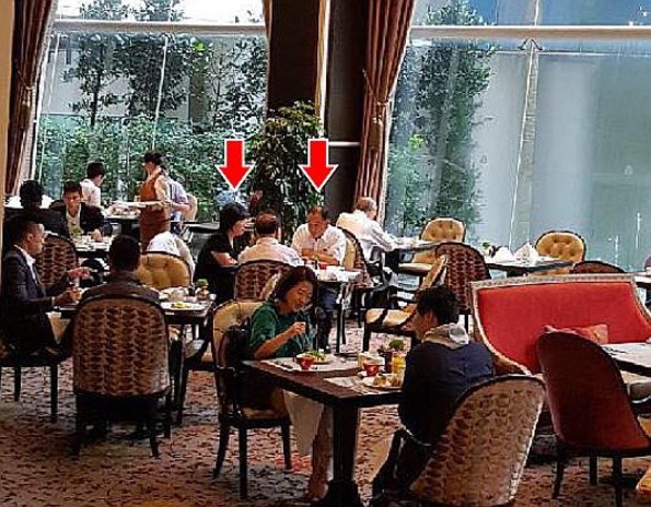 [단독사진] 北 김영철·김성혜, 세인트레지스 호텔 조식 장면 포착 | 인스티즈